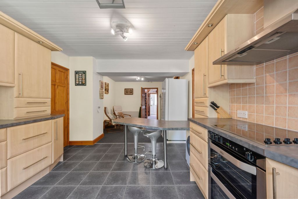 Property photo 3 of 42