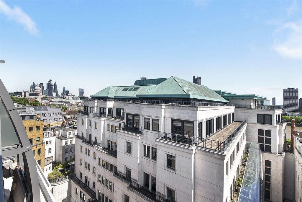 Property photo 1 of 15 Savoy House