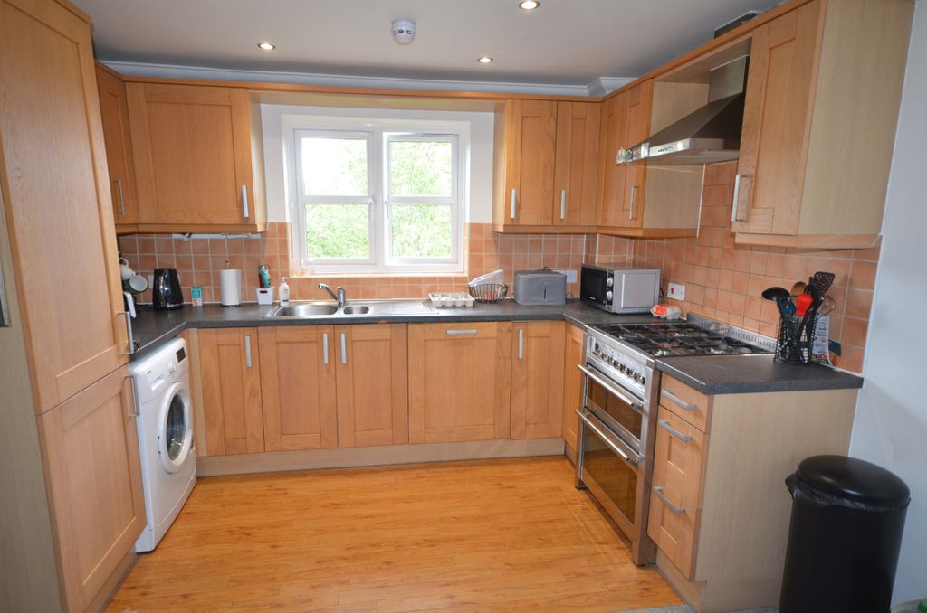 Property photo 3 of 8 Kitchen