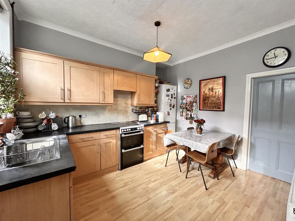 Property photo 3 of 18 Kitchen