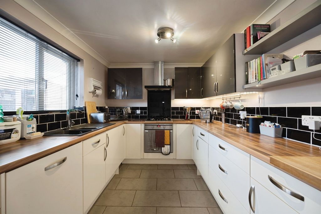 Property photo 3 of 17 Kitchen / Diner