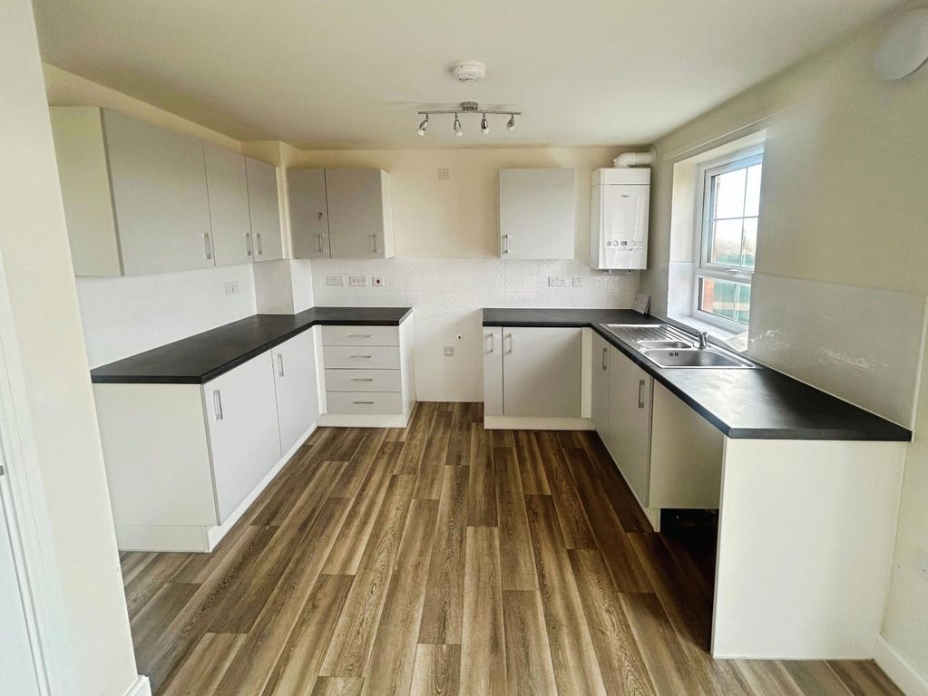 Property photo 3 of 10 Kitchen