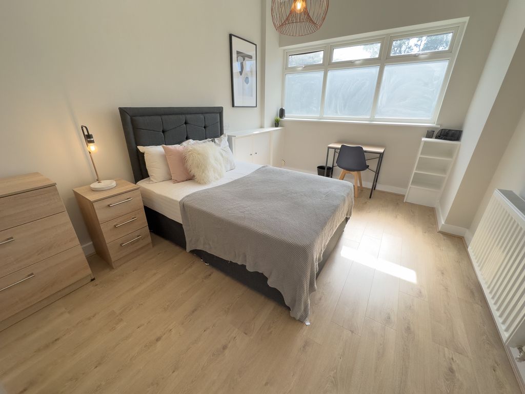 Property photo 1 of 13 135A Kensington