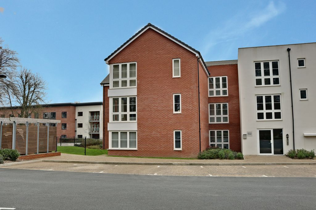 Property photo 1 of 10 Ewemove Basingstoke Beech Court External