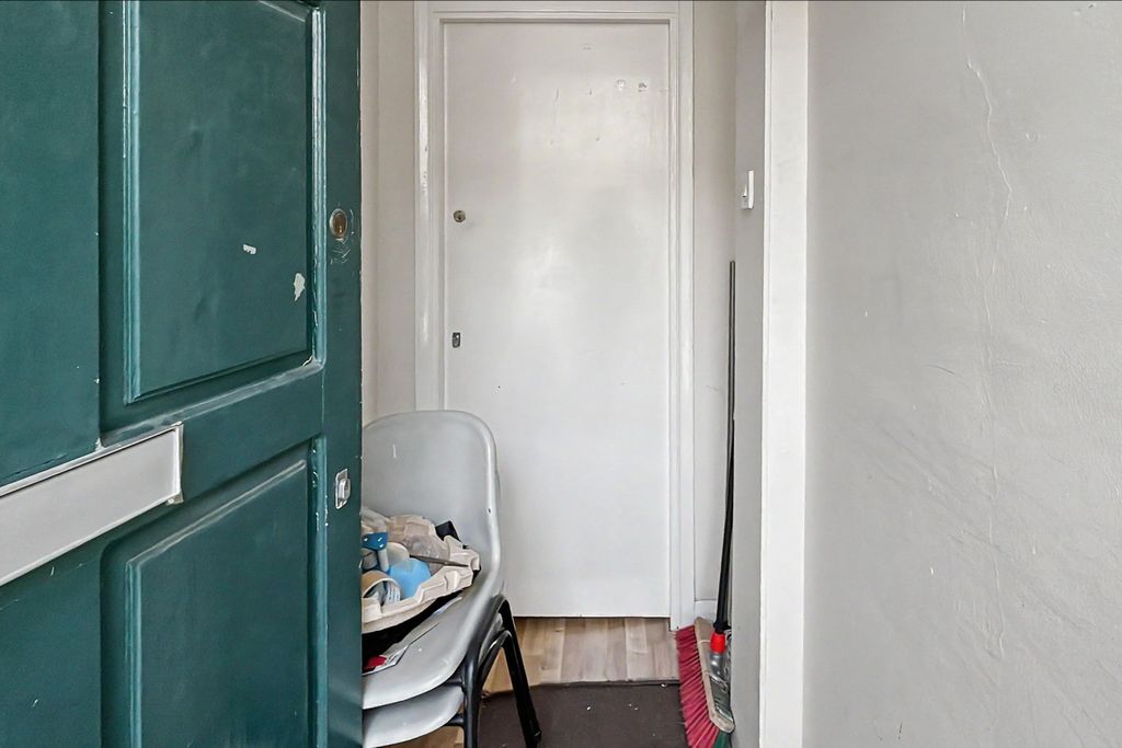 Property photo 2 of 12 9B Fenwick Road, Peckham, London Se15 4Hs