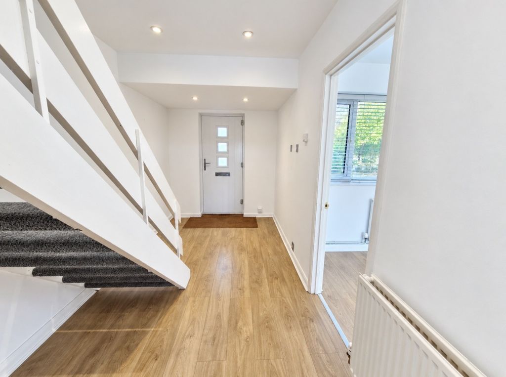 Property photo 3 of 16 5573386