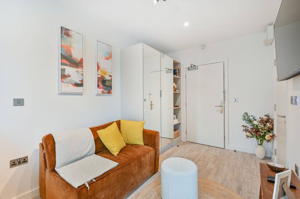 Property photo 2 of 25