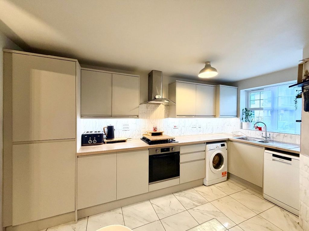 Property photo 2 of 14 Kitchen