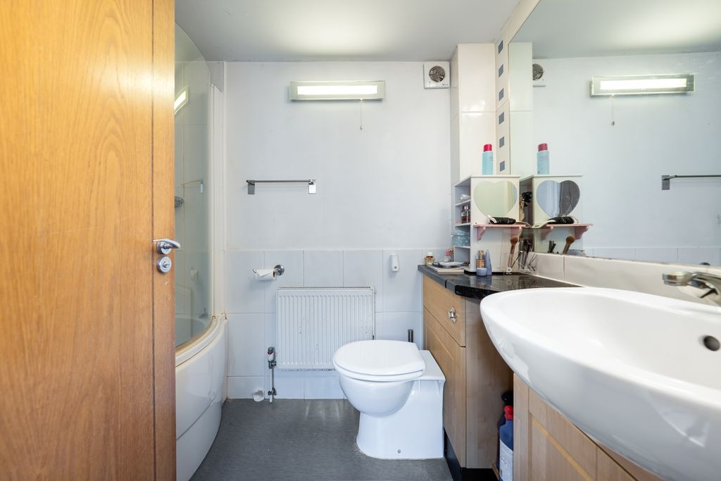 Property photo 3 of 9 Bathroom