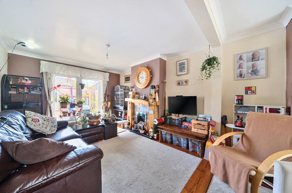 Property photo 2 of 12 1327911-3-687E569...