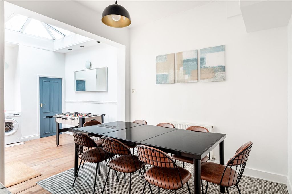 Property photo 3 of 11 Merton Avenue-14.Jpg
