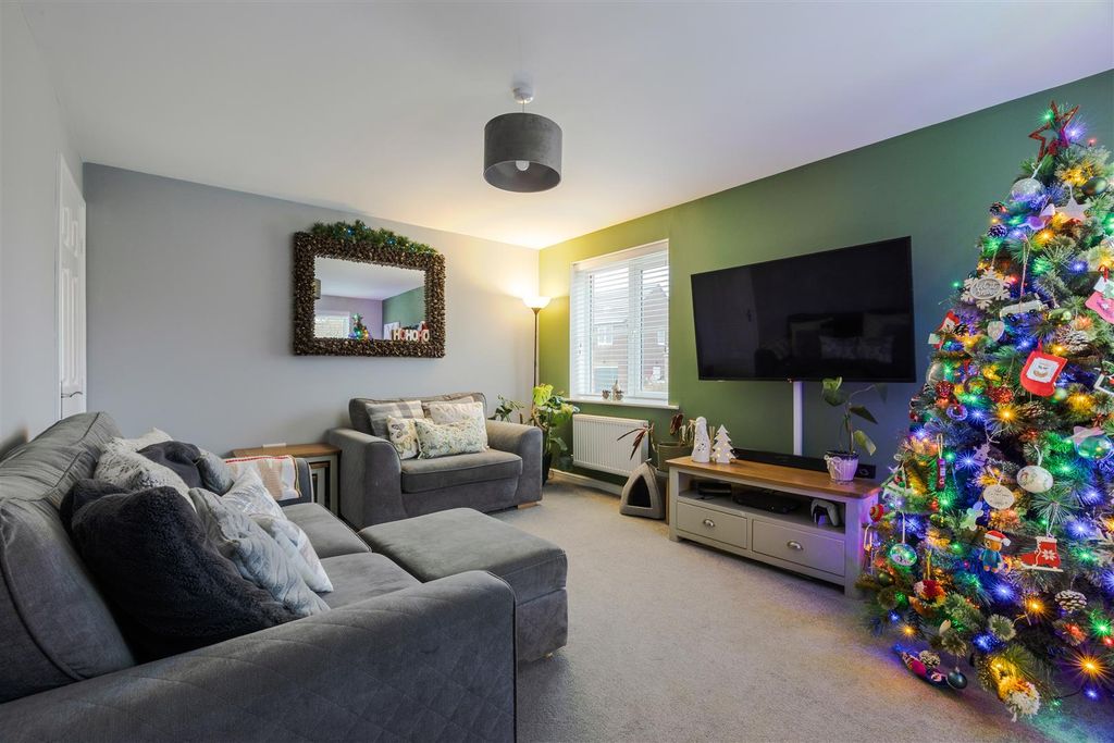 Property photo 3 of 16 Lounge