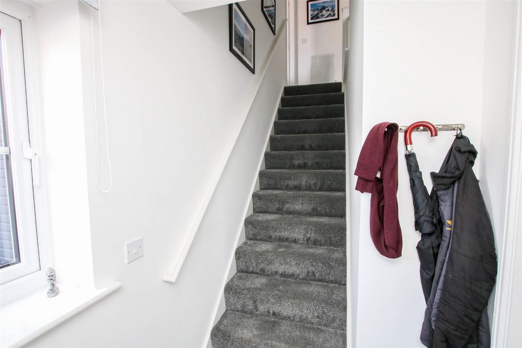 Property photo 3 of 19 Entrance Hall