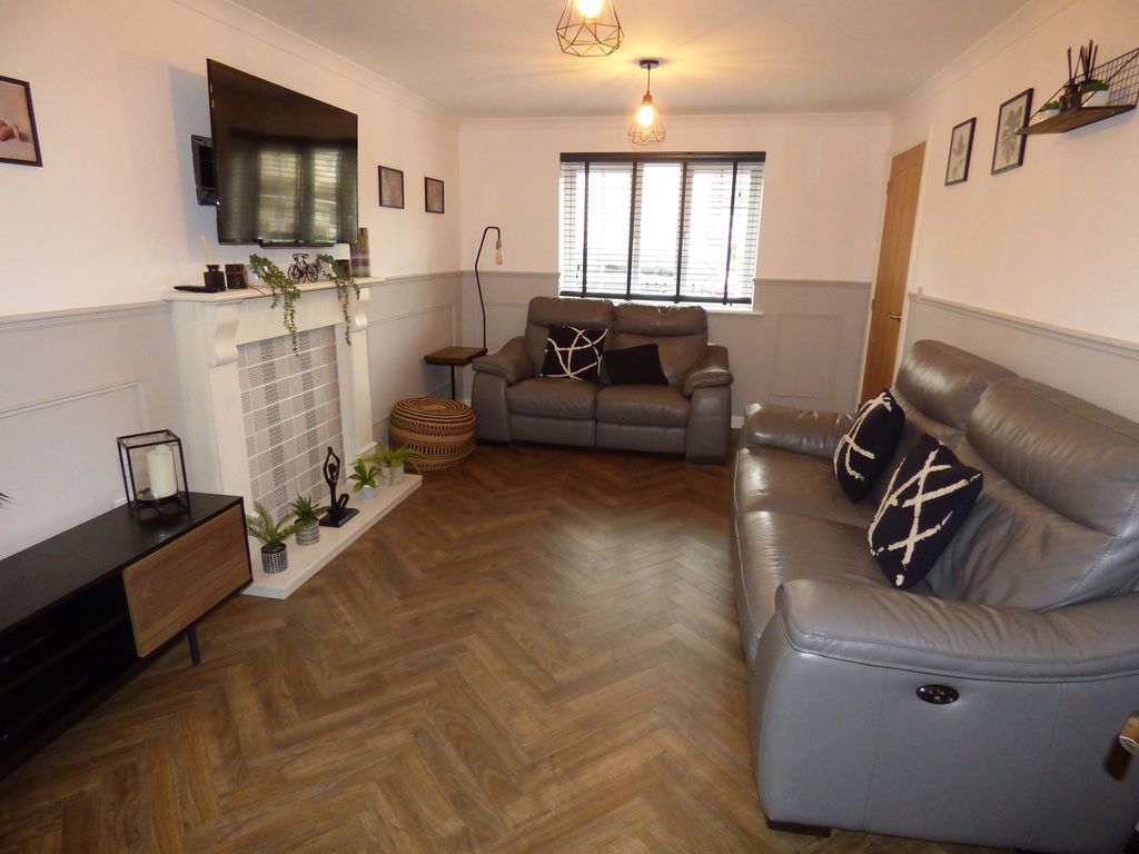 Property photo 2 of 20 Main Lounge