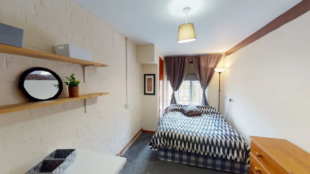Property photo 1 of 13 A Bright And Inviting Double Bedroom With Modern d...