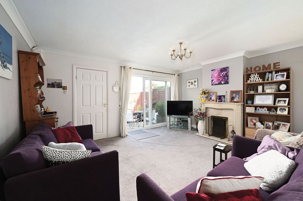 Property photo 3 of 11 261 Pinewood Park (9)