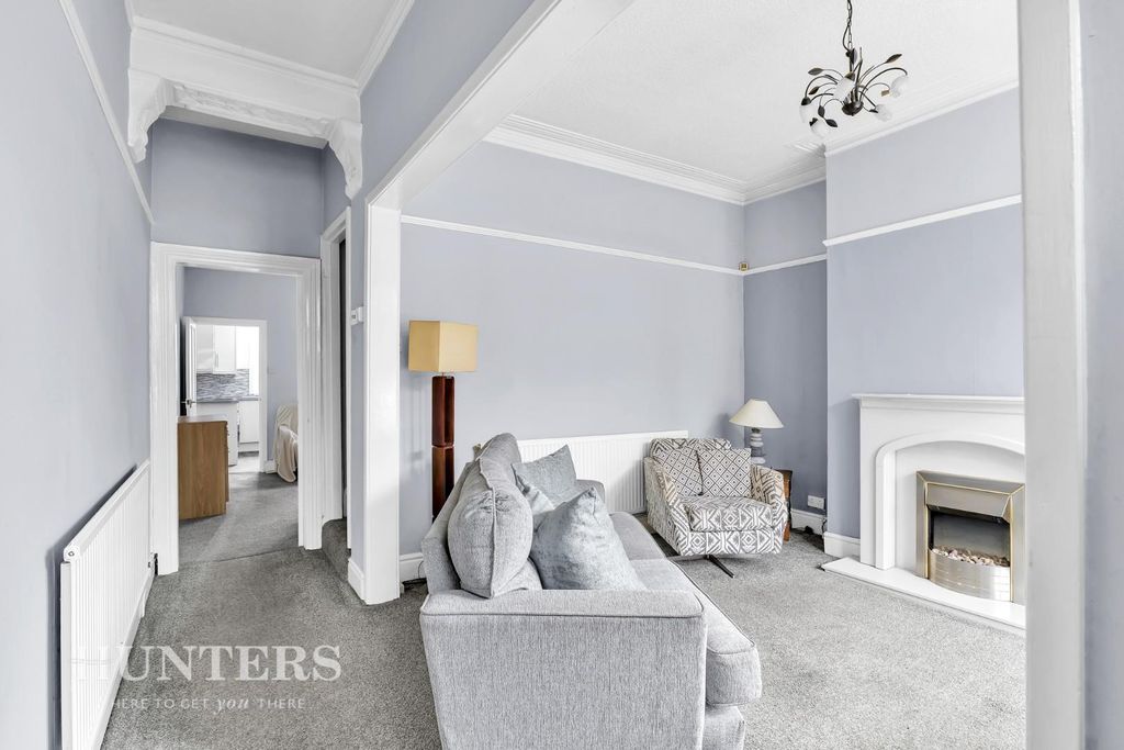 Property photo 3 of 17 Lounge