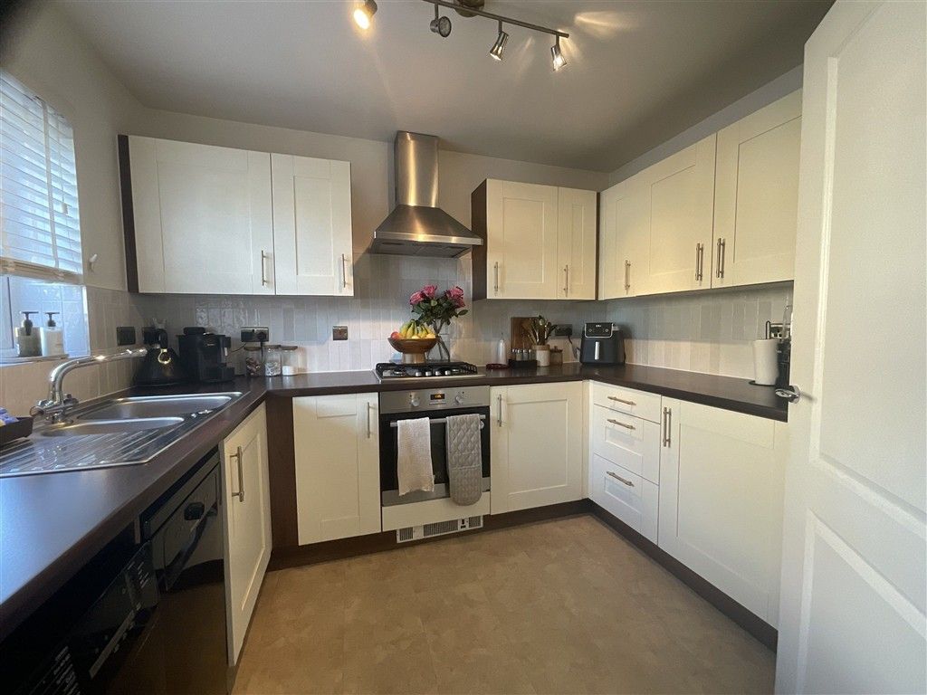Property photo 2 of 11 Kitchen