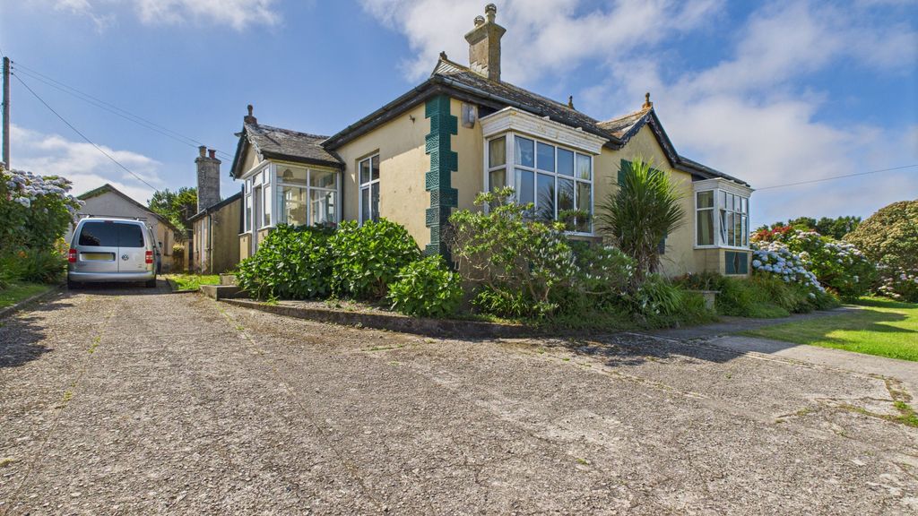 Property photo 1 of 14 6Â Bedroom Bungalow For Sale