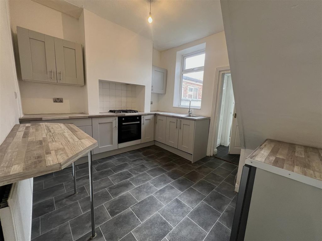 Property photo 3 of 11 Kitchen