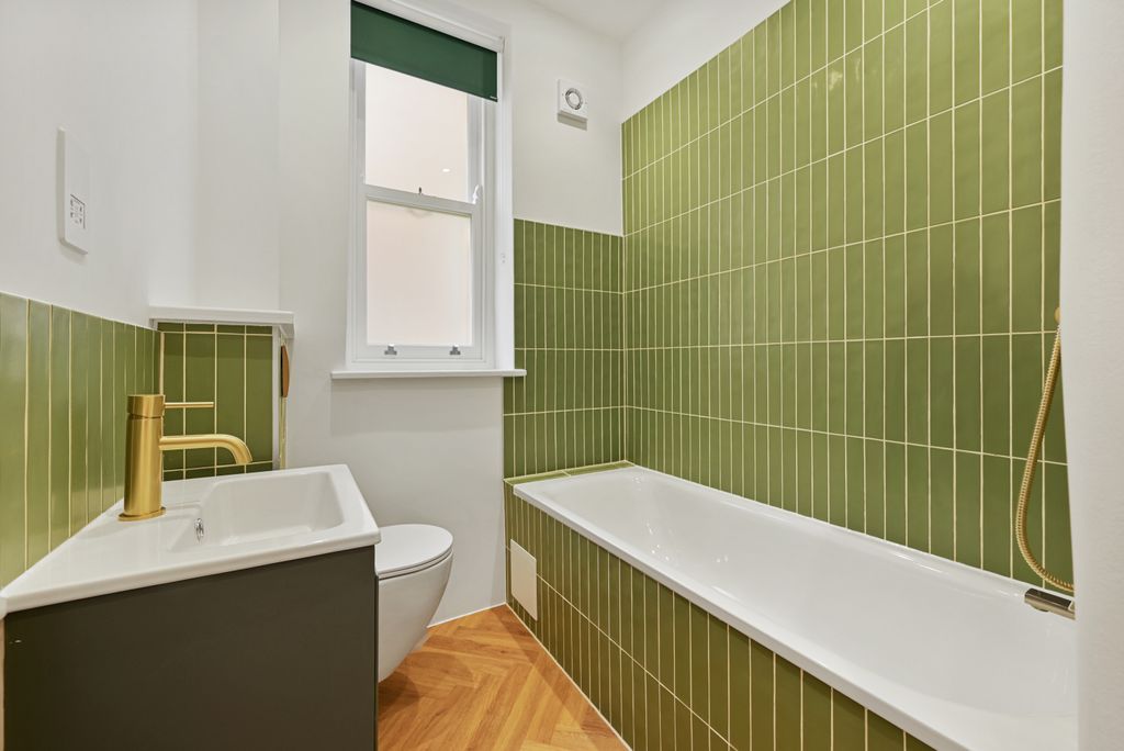 Property photo 3 of 15 15-7Ec3Gcham - 68 Harvard Court - Bathroom -Original (6).Jpg