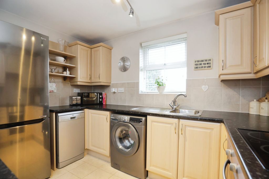 Property photo 3 of 11 Kitchen