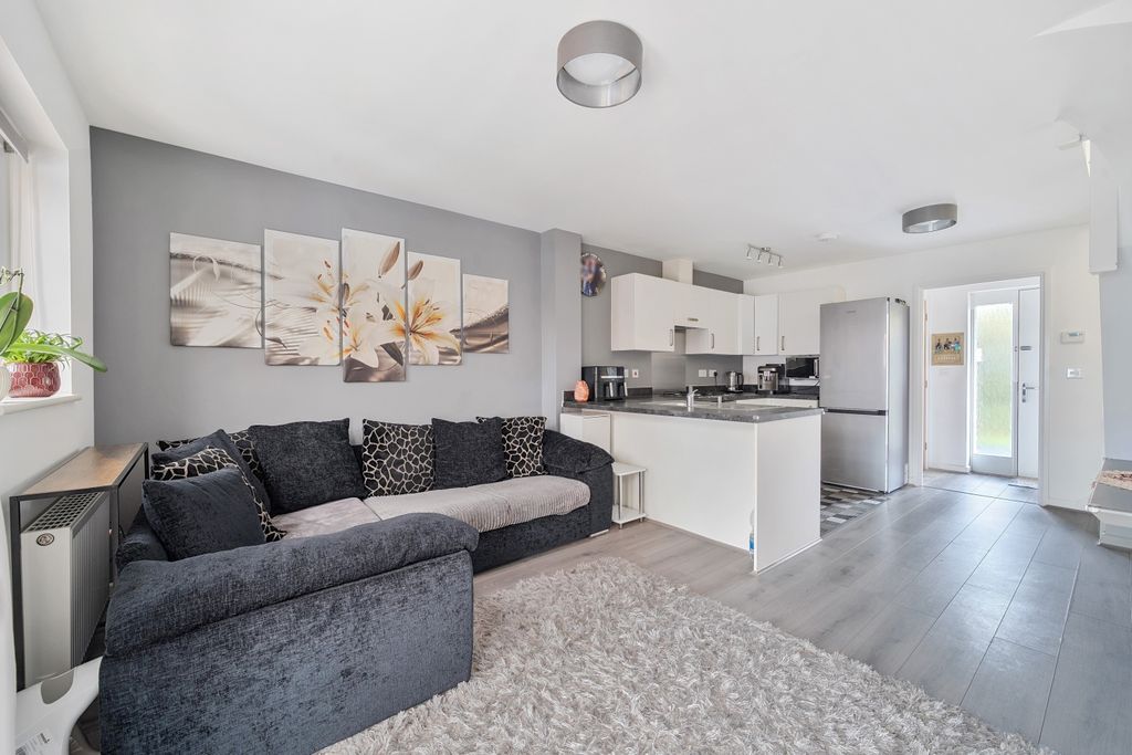 Property photo 2 of 16 1376571-13-690Cbb63A370d-Arw-1