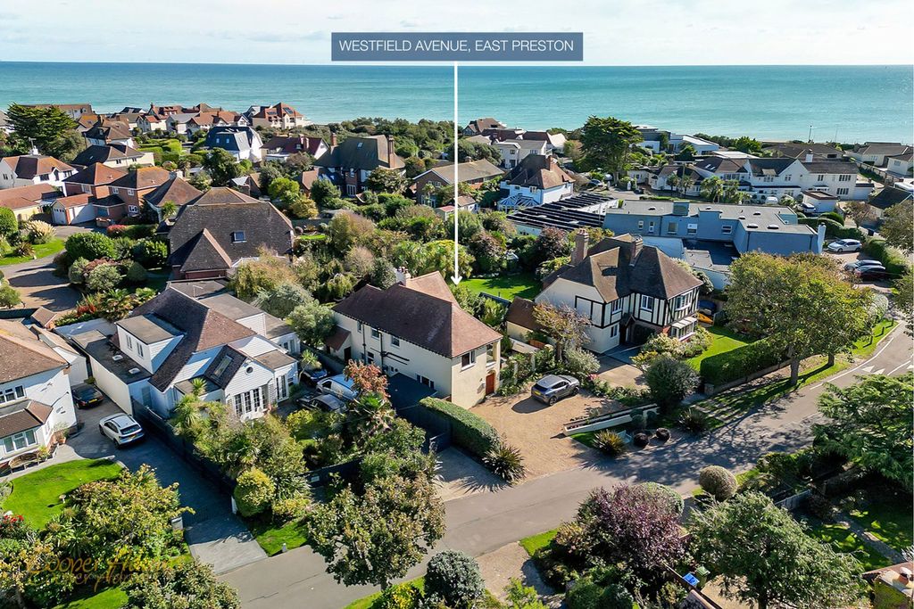 Property photo 3 of 21 Close To The Sea