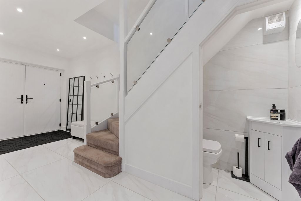 Property photo 2 of 12 Hallway