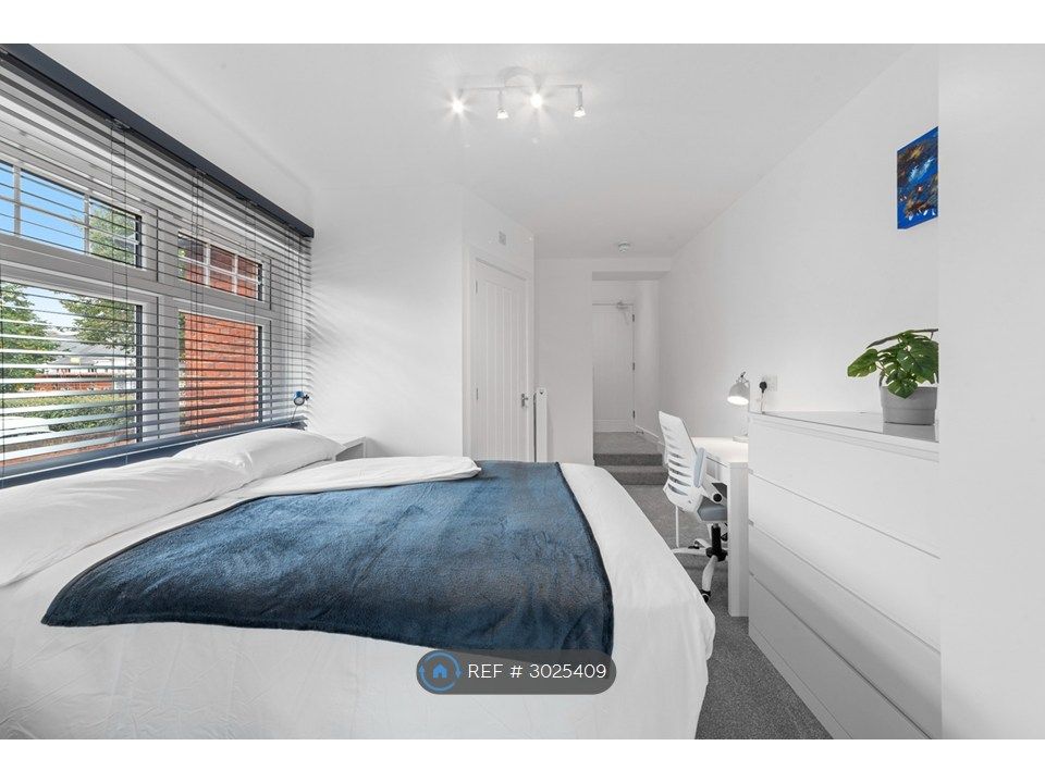 Property photo 3 of 10 Ensuite Bedroom