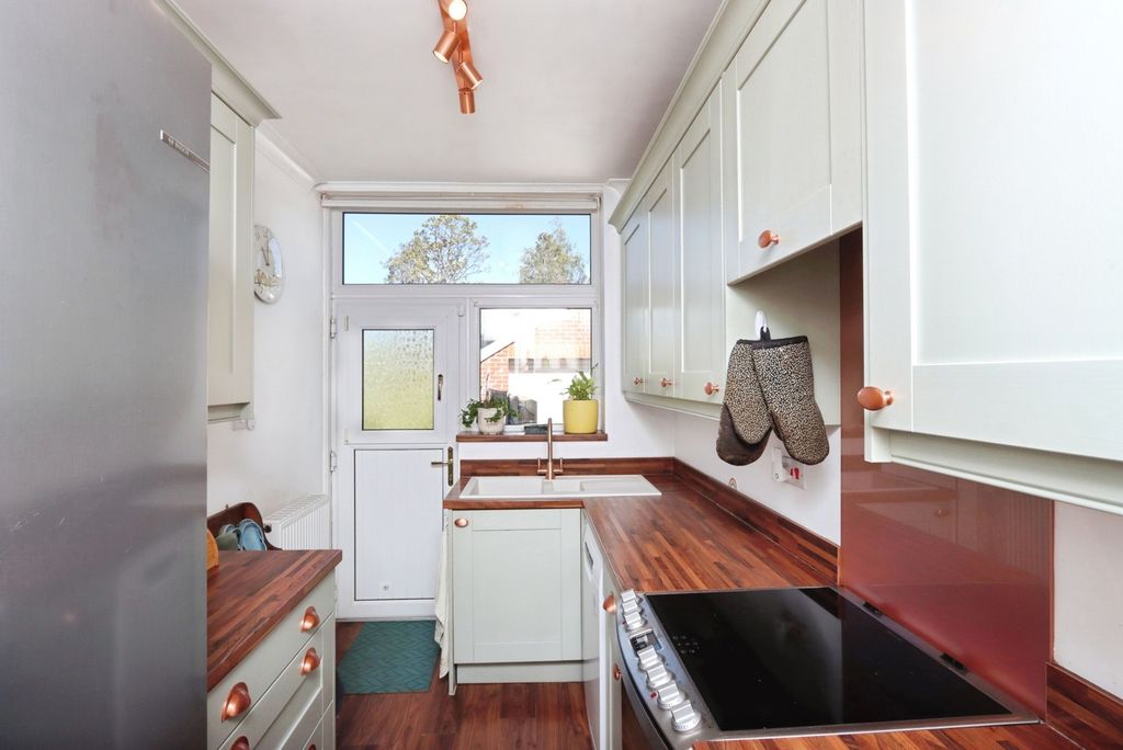 Property photo 3 of 18 Kitchen