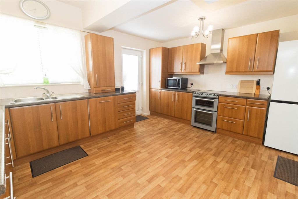 Property photo 3 of 12 Kitchen