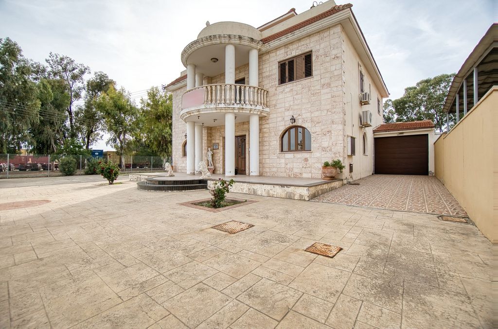 Property photo 2 of 34