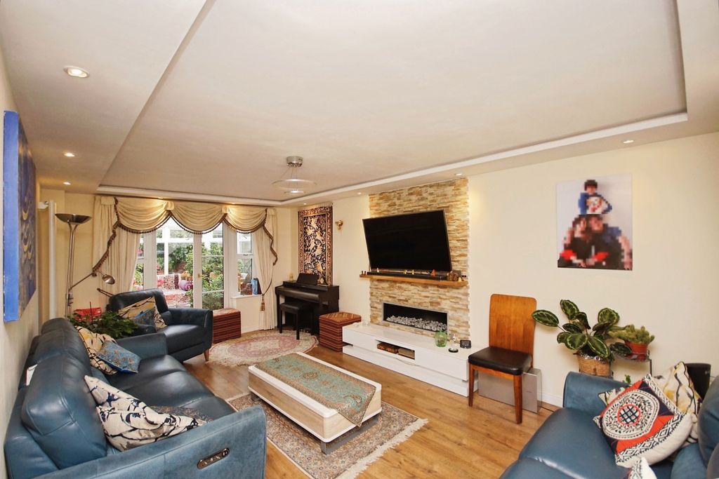 Property photo 2 of 17 Photo