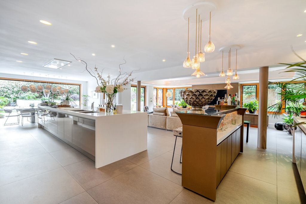 Property photo 2 of 57 Kitchen And Bar