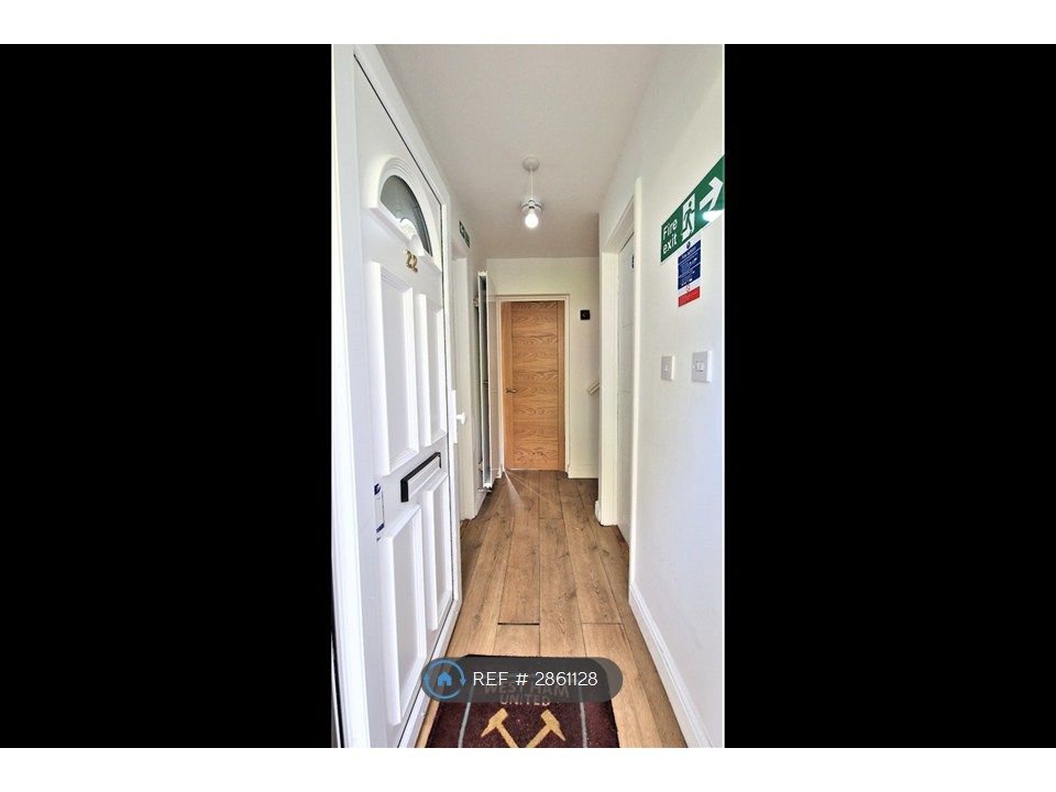 Property photo 2 of 11 Communal Enterance Hallway