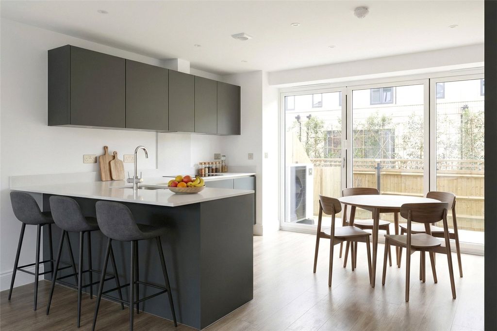 Property photo 3 of 9 Kitchen/Dining