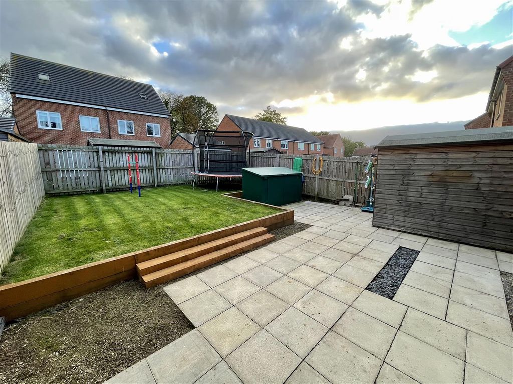 Property photo 2 of 9 Externally