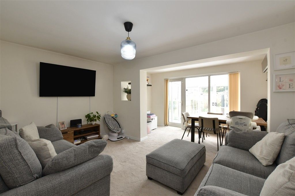 Property photo 1 of 12 Lounge