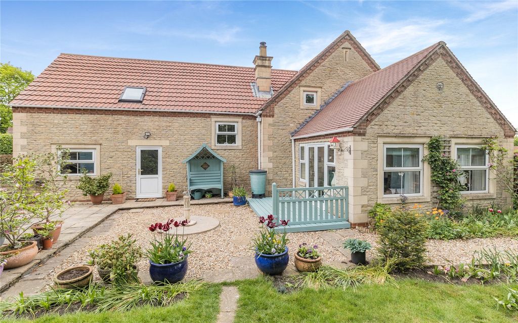 Property photo 1 of 19 Gate Lodge