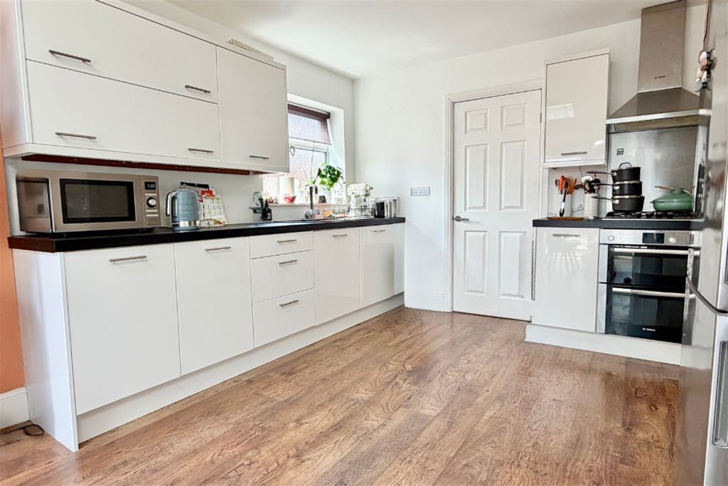 Property photo 2 of 25 Kitchen