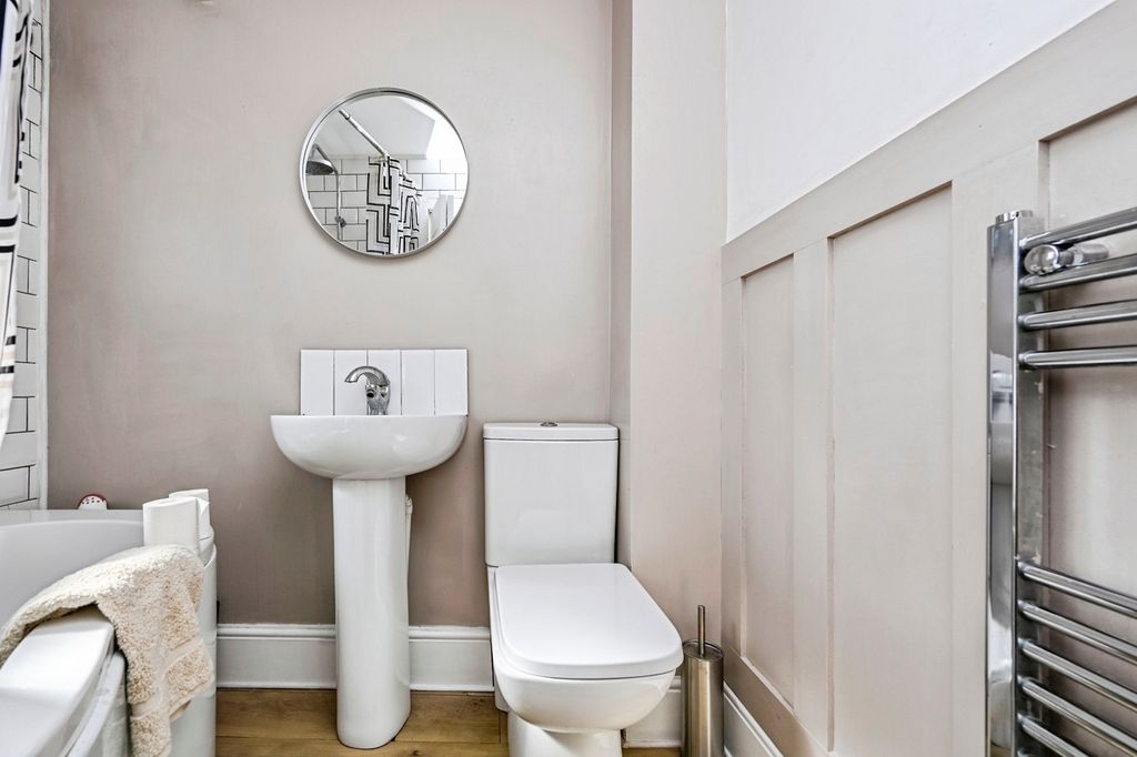 Property photo 2 of 11 Bathroom