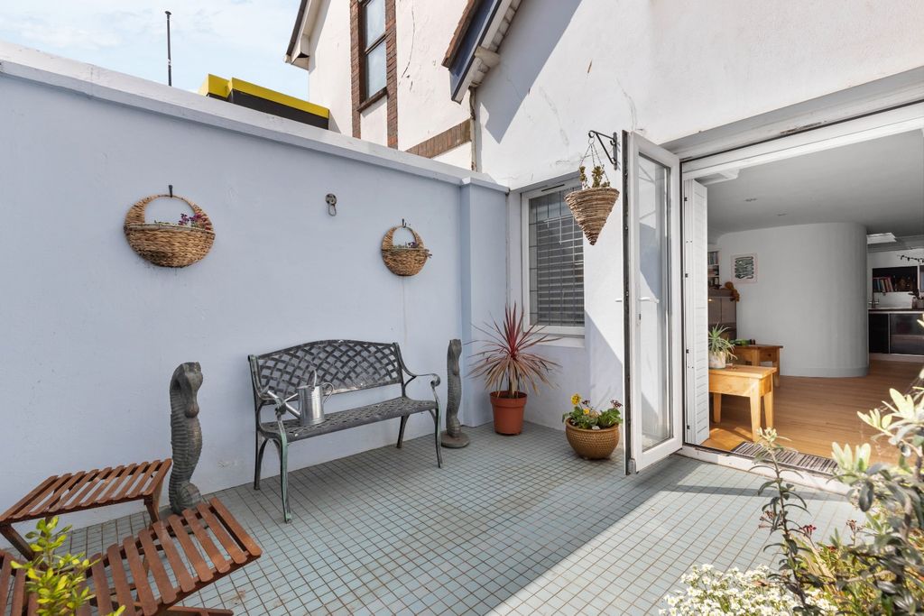 Property photo 2 of 13 5027812