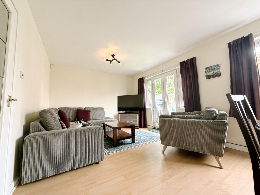 Property photo 3 of 30 Lounge