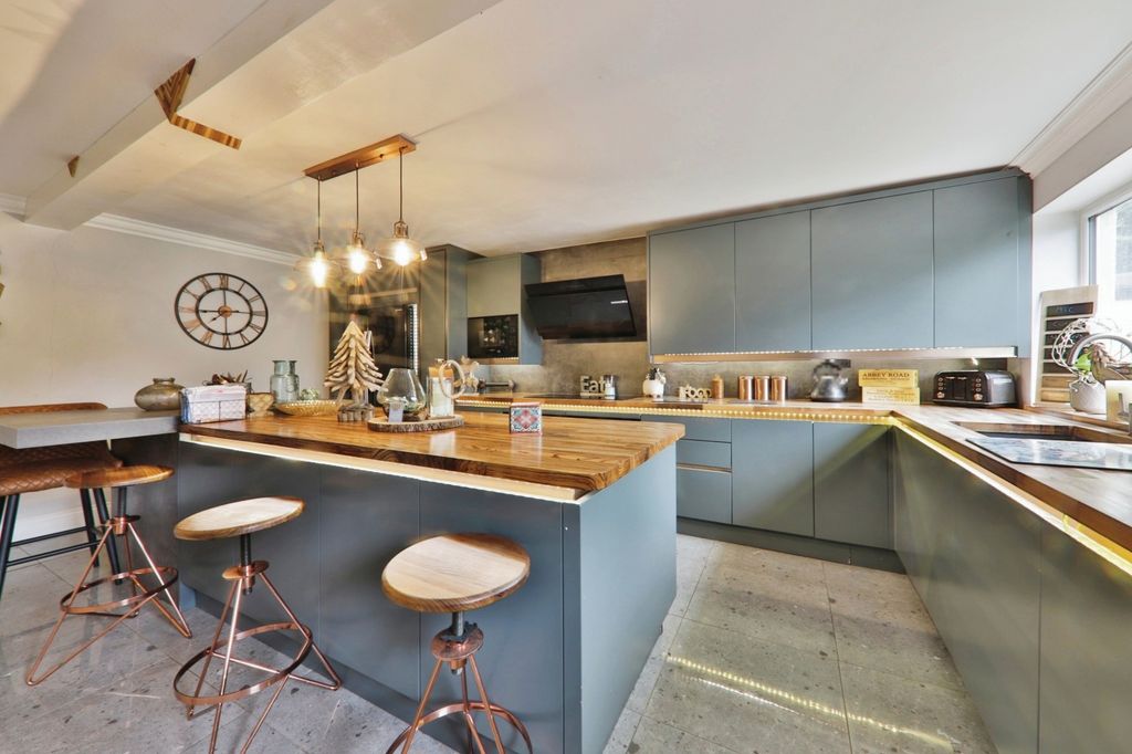 Property photo 2 of 16 2789604