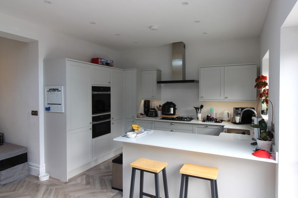 Property photo 2 of 11 Kitchen