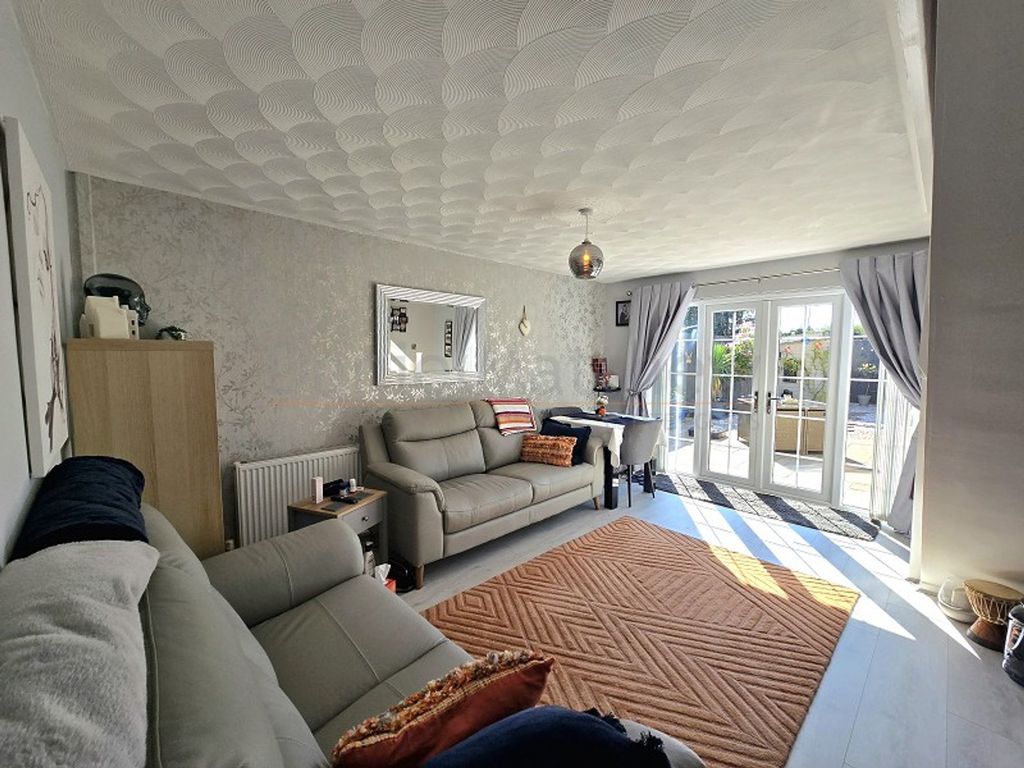 Property photo 2 of 13 Lounge