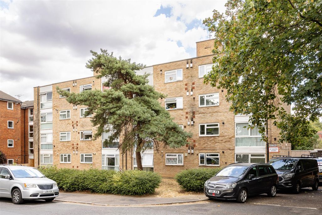 Property photo 1 of 17 Grosvenor Road, E11