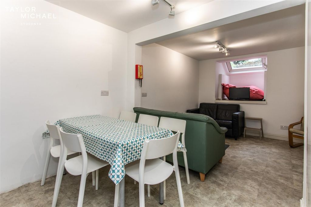 Property photo 3 of 25 Dining Area