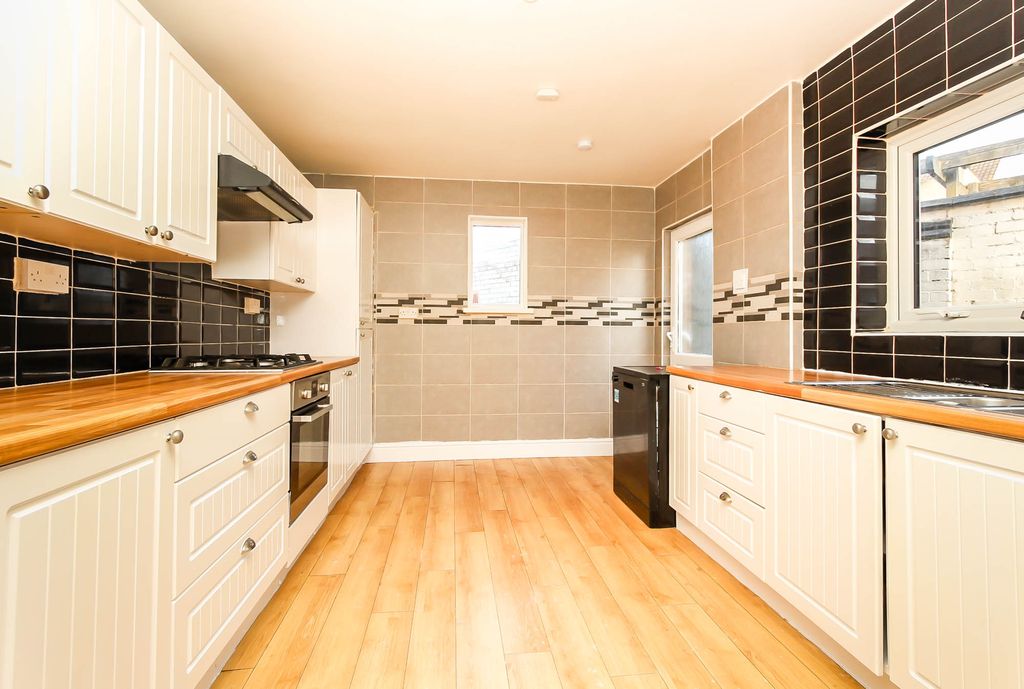 Property photo 3 of 8 Kitchen